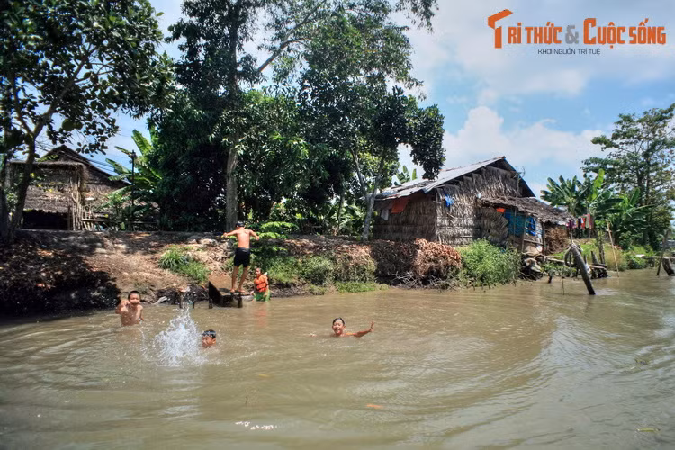 Nằm ở khu vực hạ lưu sông Mê Kông, làng cổ Đông Hòa Hiệp (xã Đông Hòa Hiệp, huyện Cái Bè, tỉnh Tiền Giang) là ngôi làng cổ đầu tiên ở khu vực Nam Bộ được công nhận là Di tích lịch sử - văn hóa cấp quốc gia của Việt Nam.