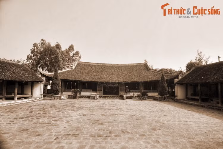 Nhìn một cách tổng thể, làng Mông Phụ nằm trên thế đất hình con rồng: Đầu rồng là nơi tọa lạc của đình Mông Phụ, hai mắt là hai giếng cạnh đình, râu rồng toả ra các ngõ xóm, đuôi vắt về xóm Sải. Ảnh: Đình Mông Phụ.