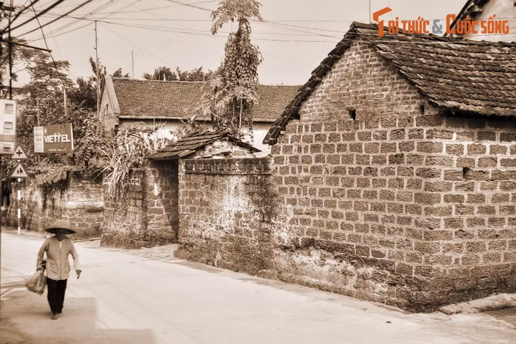 Cao Biền bị giết năm 887, khi mưu đồ chưa thành. Không thể bị trấn yểm, vài chục năm sau đất Đường Lâm sinh ra Ngô Quyền, nhà sáng lập triều Ngô, vị anh hùng dân tộc đã đánh tan quân Nam Hán trong trận Bạch Đằng năm 938.