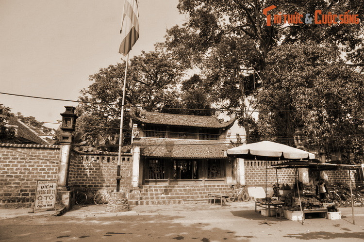 Cố Giáo sư sử học Trần Quốc Vượng thì nhận xét: Đường Lâm là một địa danh có vị thế đắc địa theo thế “Tọa sơn vọng thủy”, tức lưng tựa vào núi Tản – Núi Tổ của Việt Nam, mặt ngoảnh ra sông Hồng – sông Cái, sông Mẹ. Ảnh: Chùa Mía ở Đường Lâm.