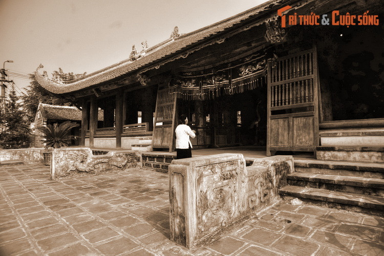 Vị Thành hoàng được thờ ở đình Mông Phụ là Tản Viên Sơn thánh. Ngài được dân làng thờ phụng nhờ công lao bảo vệ vùng đất Sơn Tây trong cuộc chiến chống lại thế lực của Thủy Tinh.