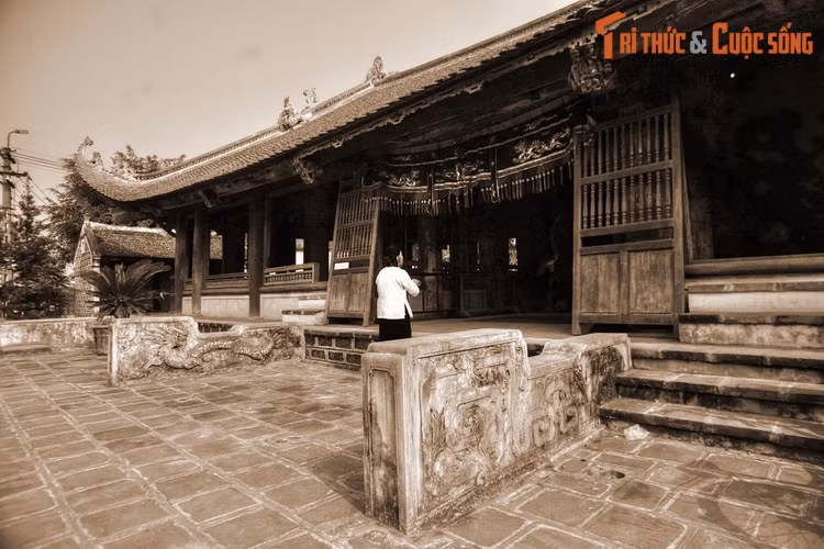 Vị Thành hoàng được thờ ở đình Mông Phụ là Tản Viên Sơn thánh. Ngài được dân làng thờ phụng nhờ công lao bảo vệ vùng đất Sơn Tây trong cuộc chiến chống lại thế lực của Thủy Tinh.