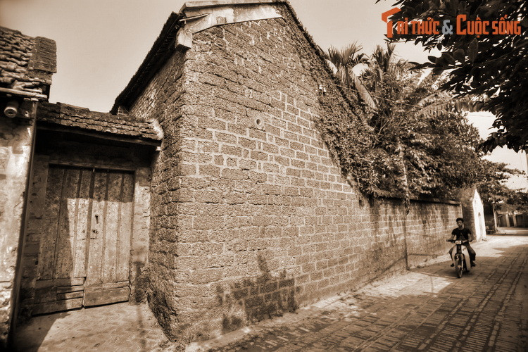 Truyền thuyết kể rằng, Cao Biền đã đào 100 cái giếng xung quanh chân núi Ba Vì, trong đó có Đường Lâm, để triệt long mạch nước ta. Nhưng y cứ đào gần xong giếng nào thì giếng đó lại bị sập, nên đành phải bỏ cuộc.