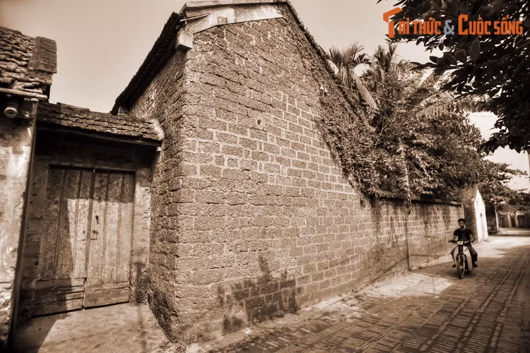 Truyền thuyết kể rằng, Cao Biền đã đào 100 cái giếng xung quanh chân núi Ba Vì, trong đó có Đường Lâm, để triệt long mạch nước ta. Nhưng y cứ đào gần xong giếng nào thì giếng đó lại bị sập, nên đành phải bỏ cuộc.