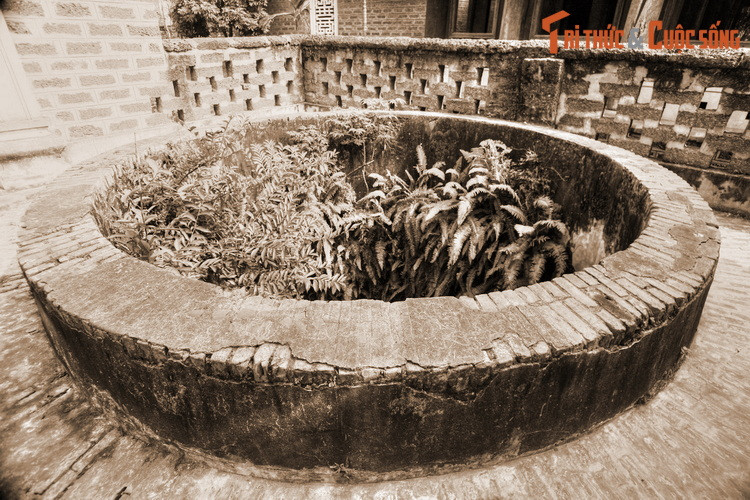 Tương truyền, hai giếng ở hai bên đình Mông Phụ là hai mắt của con rồng. Vì rồng bị chột nên một giếng nước trong vắt còn giếng kia nước đục. Con rồng này chính là long mạch của đất Đường Lâm. Ảnh: Giếng nước của đình Mông Phụ.