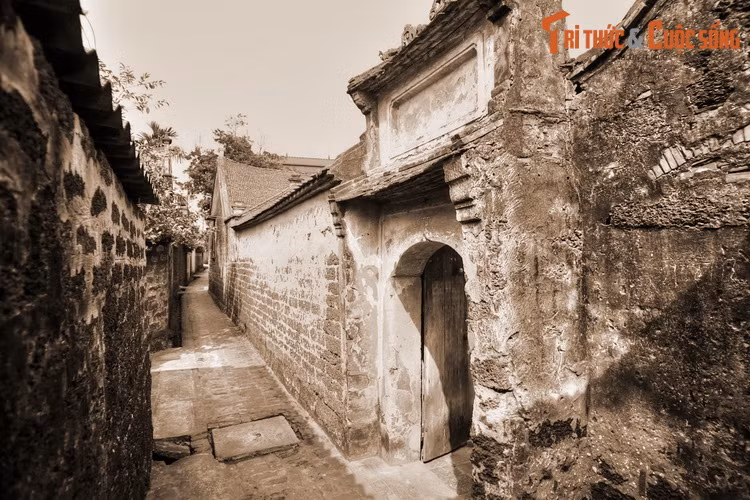 Làng cổ Đường Lâm (TX Sơn Tây, Hà Nội) được người đời biết đến như một vùng đất “hai Vua”. Đây là sinh của hai vị anh hùng dân tộc Phùng Hưng (761 – 802) và Ngô Quyền (898 – 944). Người xưa tin rằng, địa thế phong thủy đặc thù đã khiến Đường Lâm là “ đất phát đế vương”. Ảnh: Một con đường ở làng cổ Đường Lâm.