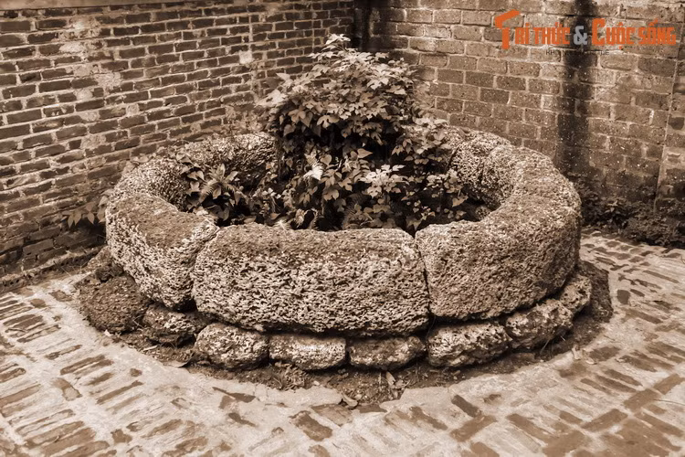 Trong cuốn “Cao Biền tấu thư địa lý kiểu tự”, Cao Biền – một bậc thầy phong thủy Trung Hoa, người từng làm Tiết độ sứ ở đất Việt thời còn thuộc triều Đường – đã viết: Sơn Tây có 36 huyệt chính và 85 huyệt bàng. Riêng đất Đường Lâm có huyệt đế vương. Ảnh: Giếng đá ong cổ ở Đường Lâm.