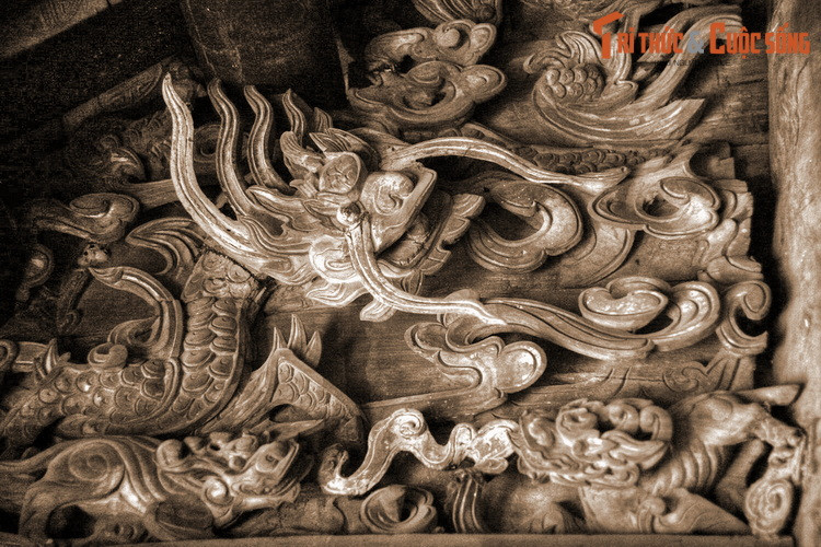 Trên phượng diện phong thủy, Tản Viên Sơn thánh là linh thần mạnh, khiến Cao Biền không thể trấn yểm núi Ba Vì và các vùng đất phụ cận trong ý đồ triệt hạ các nhân tài nước Nam. Ảnh: Tác phẩm chạm khắc gỗ ở đình Mông Phụ.