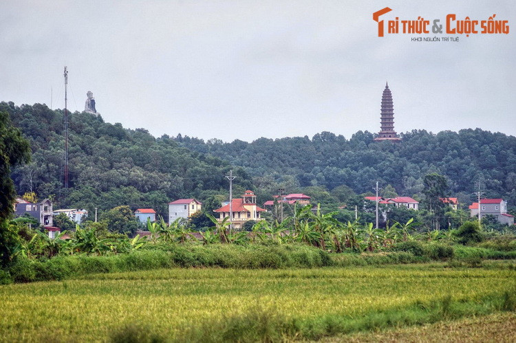 2. Nằm trên núi Lạn Kha (còn gọi là núi Phật Tích) ở huyện Tiên Du, tỉnh Bắc Ninh, chùa Phật Tích nổi tiếng trong lịch sử với kiến trúc đẹp và cảnh sắc thanh tịnh. Theo các sử liệu, chùa được hoàn thành vào năm 1057, là nơi gắn với huyền tích “Từ Thức gặp tiên” và tích Phật A Di Đà xuất hiện.