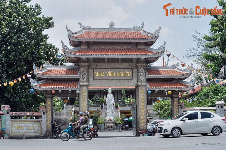 1. Tọa lạc tại số 339 Nam Kỳ Khởi Nghĩa, chùa Vĩnh Nghiêm khánh thành năm 1971, là ngôi chùa nổi tiếng bậc nhất của TP HCM. Tên chùa được đặt theo tên ngôi chùa cổ Vĩnh Nghiêm ở tỉnh Bắc Giang, nơi từng là trung tâm truyền bá Phật giáo của Thiền phái Trúc Lâm thời Lý.