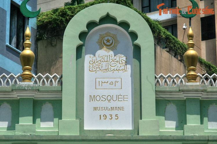 Do nằm ở trung tâm quận 1, thánh đường Jamia Al-Musulman là nơi tập trung đông đảo tín đồ Hồi giáo từ nhiều quốc gia đến hành lễ. Có thể coi đây là một thánh đường Hồi giáo quốc tế của Sài Gòn - TP HCM.