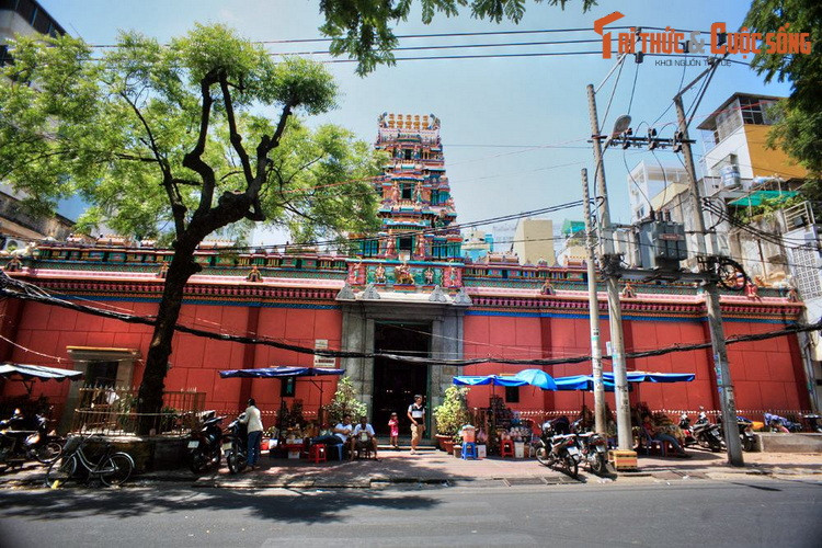 4. Nằm ở số 45 Trương Định, Q.1, đền thờ Bà Mariamman (người Việt thường gọi là chùa Bà) là ngôi đền Ấn Độ giáo (Hindu giáo) lớn và nổi tiếng nhất trong ba ngôi đền Ấn Độ giáo tại TP HCM ngày nay.