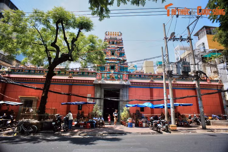 4. Nằm ở số 45 Trương Định, Q.1, đền thờ Bà Mariamman (người Việt thường gọi là chùa Bà) là ngôi đền Ấn Độ giáo (Hindu giáo) lớn và nổi tiếng nhất trong ba ngôi đền Ấn Độ giáo tại TP HCM ngày nay.