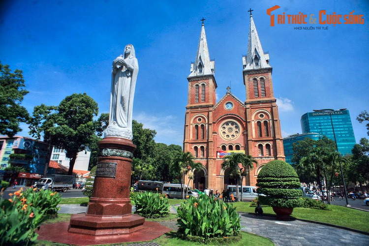 2. Tọa lạc tại khu vực trung tâm quận 1, nhà thờ Chính tòa Đức Bà Sài Gòn là một trong những công trình kiến trúc thời thuộc địa nổi tiếng nhất Sài Gòn - TP HCM. Nhà thờ được khánh thành ngày 11/4/1880 với tên gọi ban đầu là nhà thờ Nhà nước (do được nước Pháp xây dựng và quản lý).