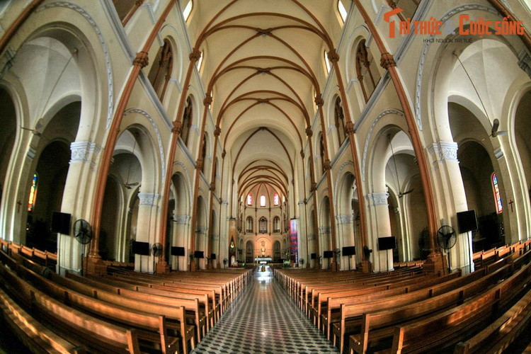 Toàn bộ thánh đường nhà thờ Đức Bà có chiều dài là 93 mét. Chiều ngang nơi rộng nhất là 35 mét. Chiều cao của vòm mái thánh đường là 21 mét. Sức chứa của thánh đường có thể đạt tới 1.200 người...