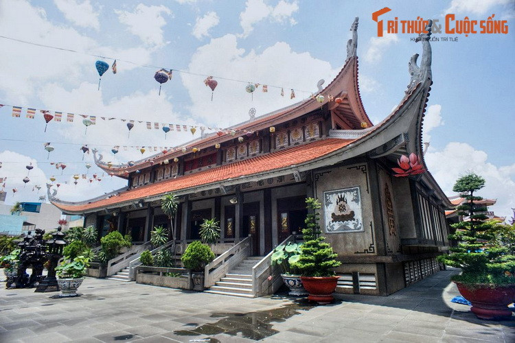 Ban đầu chùa gồm tòa nhà trung tâm có hai tầng (gồm các điện thờ, giảng đường, văn phòng, thư viện...), bảo tháp Quán Thế Âm, cơ sở dành cho hoạt động xã hội. Về sau, chùa có thêm các công trình khác như Bảo tháp Xá Lợi Cộng đồng, Tháp đá Vĩnh Nghiêm, Phương trượng đường…