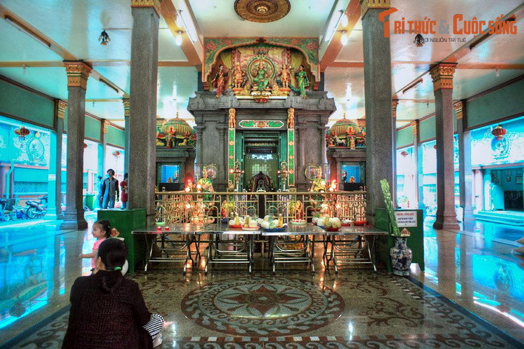 Trung tâm ngôi đền là phòng thờ Bà Mariamman. Bà thường được coi là một vị thần Thần Mưa – vị Thần của mùa màng bội thu, đất đai màu mỡ. Người theo đạo Hindu tin rằng bà có khả năng làm cho bách bệnh tiêu tan và vạn sự như ý, trong đó có cả việc sinh con, hỏi vợ hay lấy chồng.