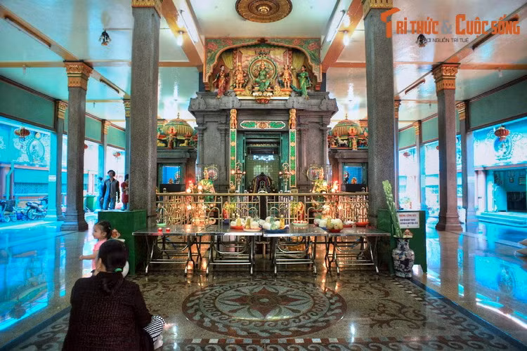 Trung tâm ngôi đền là phòng thờ Bà Mariamman. Bà thường được coi là một vị thần Thần Mưa – vị Thần của mùa màng bội thu, đất đai màu mỡ. Người theo đạo Hindu tin rằng bà có khả năng làm cho bách bệnh tiêu tan và vạn sự như ý, trong đó có cả việc sinh con, hỏi vợ hay lấy chồng.