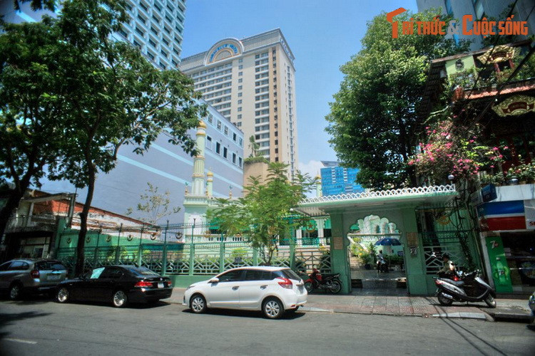 3. Tọa lạc tại số 66 Đông Du, thánh đường Jamia Al-Musulman là thánh đường Hồi giáo có kiến trúc tráng lệ bậc nhất TP HCM. Công trình được được các tín đồ Hồi giáo đến từ Nam Ấn Độ đóng góp tiền xây dựng vào năm 1935 để phục vụ nhu cầu hoạt động tâm linh tại Sài Gòn.