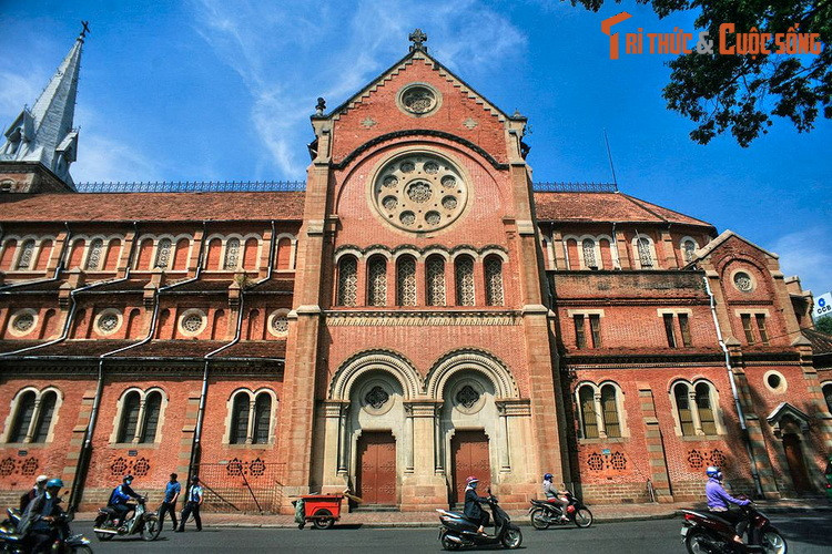 Công trình được xây dựng theo đồ án của kiến trúc sư J. Bourard với phong cách kiến trúc Roman cải biên pha trộn nét phong cách Gothic. Năm 1895, nhà thờ xây thêm hai tháp chuông, mỗi tháp có 6 chuông đồng lớn, nặng tổng cộng 28,85 tấn.