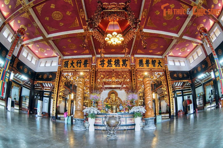 Khu Phật điện của chùa Vĩnh Nghiêm nằm trên tầng hai của tòa nhà trung tâm. Trung tâm của Phật điện là bàn thờ Phật Thích Ca, hai bên là Bồ Tát Văn Thù và Bồ Tát Phổ Hiền. Hậu cung của Phật điện có gian thờ Tổ và những người có công với đất nước...