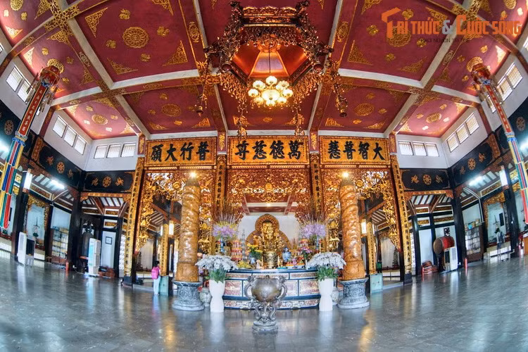 Khu Phật điện của chùa Vĩnh Nghiêm nằm trên tầng hai của tòa nhà trung tâm. Trung tâm của Phật điện là bàn thờ Phật Thích Ca, hai bên là Bồ Tát Văn Thù và Bồ Tát Phổ Hiền. Hậu cung của Phật điện có gian thờ Tổ và những người có công với đất nước...