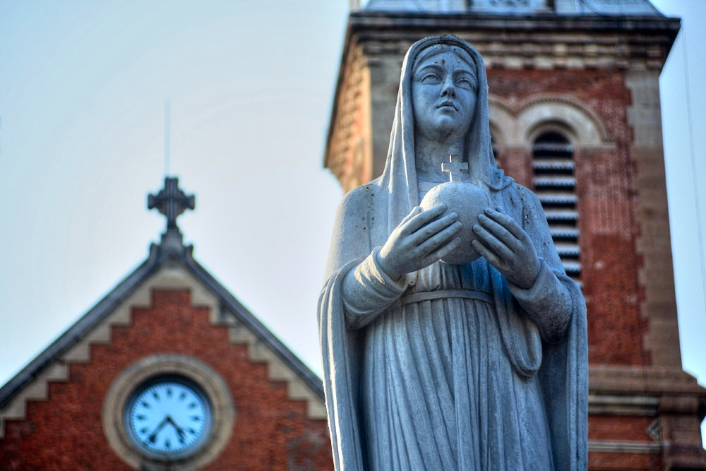 Vào năm 1959, linh mục Giuse Phạm Văn Thiên đã cho đặt một tượng Đức Mẹ Hòa bình bằng loại đá cẩm thạch trắng Carrara của Italia, do nhà điêu khắc G. Ciocchetti thực hiện, ở vườn hoa trước nhà thờ. Từ sự kiện này mà nhà thờ có tên gọi là nhà thờ Đức Bà.