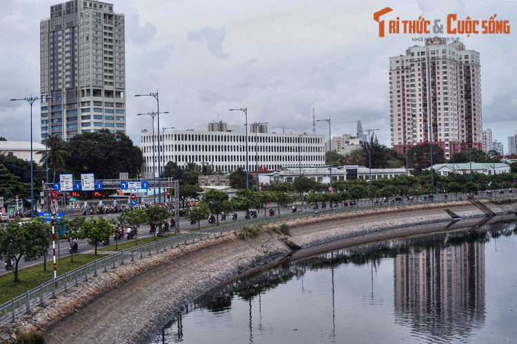 Theo các tư liệu lịch sử, từ cuối thế kỷ 17, các khu định cư đầu tiên của người Hoa kiều đã hình thành bên kênh Tàu Hủ do đây là vị trí thuận lợi cho việc giao thương. Một thế kỷ sau đó, nơi này đã trở nên rất sầm uất.