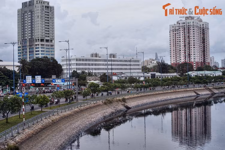 Theo các tư liệu lịch sử, từ cuối thế kỷ 17, các khu định cư đầu tiên của người Hoa kiều đã hình thành bên kênh Tàu Hủ do đây là vị trí thuận lợi cho việc giao thương. Một thế kỷ sau đó, nơi này đã trở nên rất sầm uất.