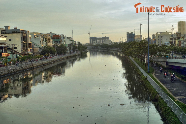 Khi tra cứu các tư liệu lịch sử về kênh Tàu Hủ và vùng Chợ Lớn xưa, người ta không thể tìm ra mối liên hệ giữa con kênh và món tàu hủ vì trong khu vực không có truyền thống làm món ăn này.