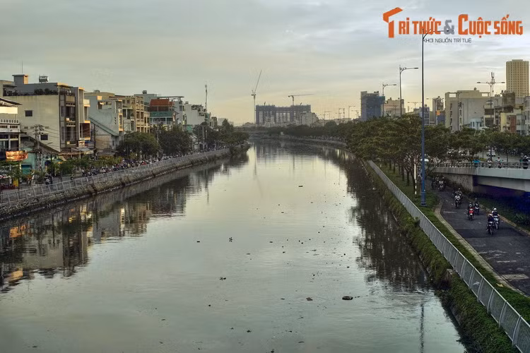 Khi tra cứu các tư liệu lịch sử về kênh Tàu Hủ và vùng Chợ Lớn xưa, người ta không thể tìm ra mối liên hệ giữa con kênh và món tàu hủ vì trong khu vực không có truyền thống làm món ăn này.