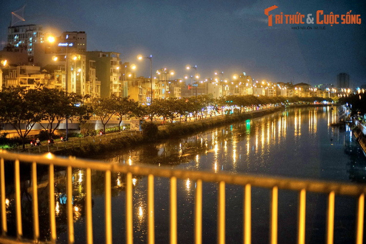 Nhắc đến kênh Tàu Hủ, nhiều người không khỏi tò mò về xuất xứ tên gọi dòng kênh này vì "tàu hủ" (hay đậu hũ, người miền Bắc gọi là tào phớ) vốn là tên một món ăn rất hấp dẫn có nguồn gốc Trung Hoa.