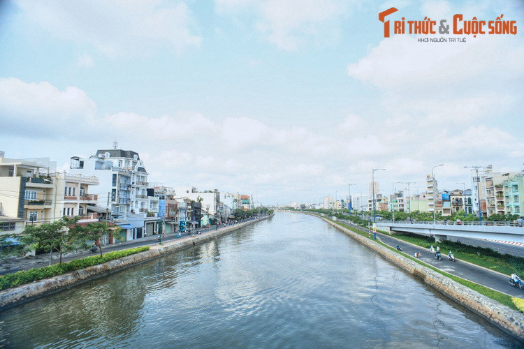 Chảy qua địa bàn quận 5, 6 và 8 của TP HCM, kênh Tàu Hủ là dòng kênh có vai trò đặc biệt quan trọng với sự hình thành và phát triển vùng đất Chợ Lớn xưa.