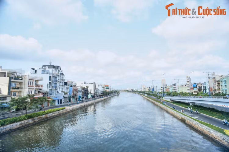 Chảy qua địa bàn quận 5, 6 và 8 của TP HCM, kênh Tàu Hủ là dòng kênh có vai trò đặc biệt quan trọng với sự hình thành và phát triển vùng đất Chợ Lớn xưa.