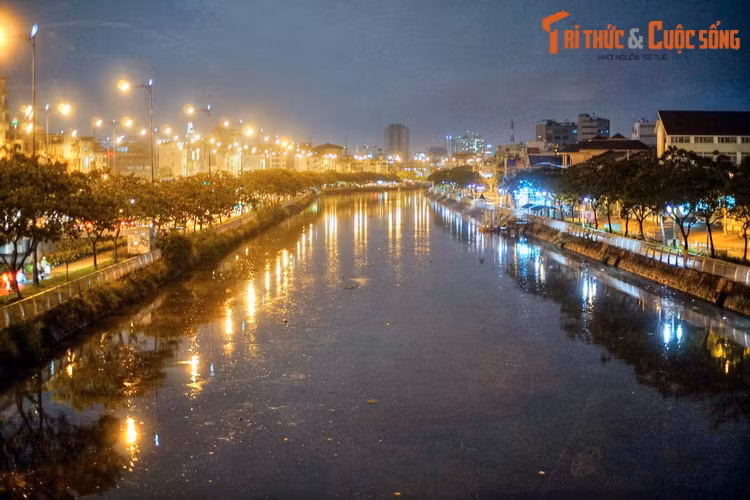 Do sự biến đổi của thời cuộc mà cảnh thuyền bè qua lại tấp nập đã không còn trên kênh Tàu Hủ. Với các chương trình cải tạo môi trường và xây dựng cơ sở hạ tầng, dòng kênh được hứa hẹn trở thành một nét đẹp điểm tô cho diện mạo đô thị Sài Gòn - TP HCM...