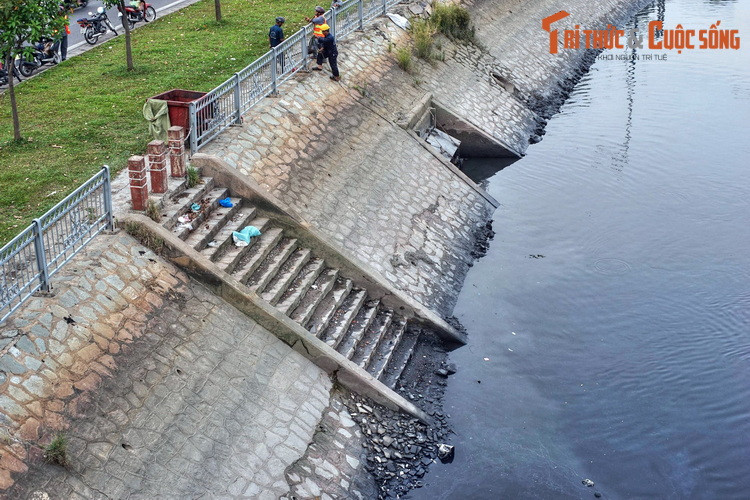 Thời sau này, có người cho rằng, do nhìn dòng kênh nước đen ngòm và những vật thể trôi nổi lều phều trên ấy mà người dân liên tưởng đến món tàu hủ cho... lãng mạn. Quả thực, món tàu hủ "chuẩn" có nước ngả màu đen do nấu bằng đường đen.