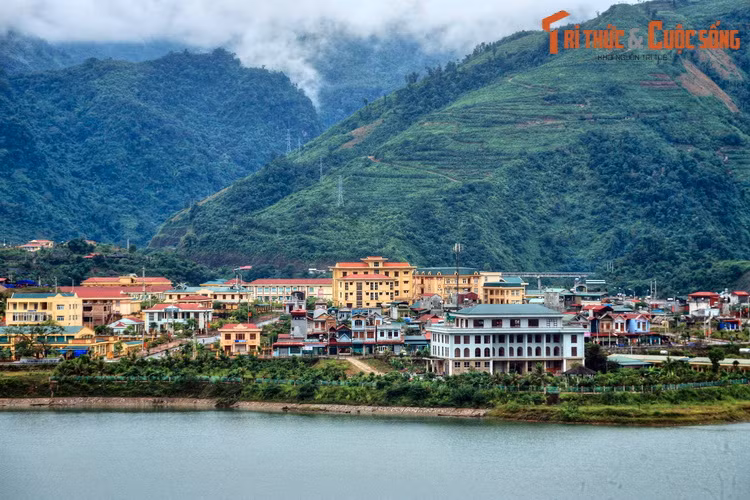  2. Lai Châu (460.196 người). Là tỉnh có địa hình chủ yếu là núi non, Lai Châu hứa hẹn đem lại nhiều bất ngờ cho những người ưa trải nghiệm cái mới. Sức hút của vùng đất này đến từ cảnh quan thiên nhiên hùng vĩ và bản sắc văn hóa của 20 dân tộc anh em, thể hiện qua các phiên chợ vùng cao, các đặc sản hấp dẫn. Ảnh: TX Mường Lay, Lai Châu.