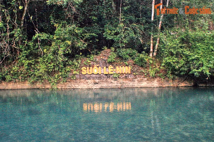  3. Cao Bằng (530.341 người). Là cái nôi của Cách mạng Việt Nam, Cao Bằng là nơi để trở về ôn lại lịch sử đấu tranh hảo hùng của dân tộc qua các địa danh nổi tiếng như chiến khu Tân Trào, bản Pác Bó. Bức tranh phong cảnh tuyệt đẹp của vùng đất này cũng sẽ khiến du khách phương xa ngây ngất. Ảnh: Suối Lê Nin ở di tích lịch sử Pác Bó.