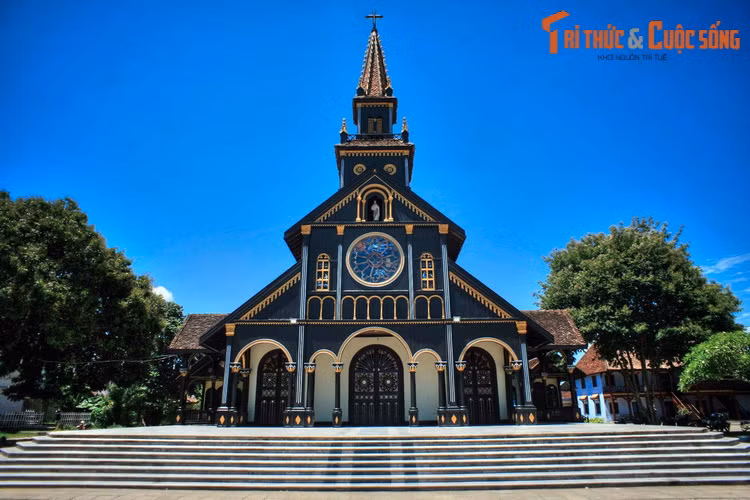  4. Kon Tum (540.438 người). Nằm ở cực Bắc Tây Nguyên, tỉnh Kontum là nơi khách thập phương có thể thưởng lãm nhiều thắng cảnh đẹp, ghé thăm các di tích lịch sử cách mạng, cảm nhận văn hóa đặc sắc của đồng bào dân tộc thiểu số và khám phá kiến trúc độc đáo của nhà thờ gỗ nổi tiếng. Ảnh: Nhà thờ gỗ (nhà thờ Chính tòa) ở TP Kontum.