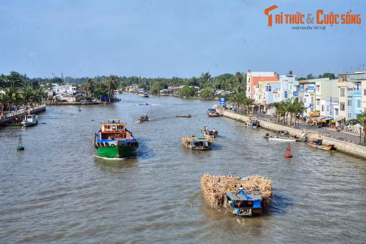  10. Hậu Giang (733.017 người). Nằm ở trung tâm châu thổ sông Mê Kông, tỉnh Hậu Giang là nơi hội tụ nét đặc trưng của cảnh quan và văn hóa miền sông nước Tây Nam Bộ. Những điều phải trải nghiệm ở vùng đất này là thưởng thức đặc sản trái cây, tham gia lễ hội đua ghe ngo, thăm chợ nổi Ba Ngàn... Ảnh: Kênh Xáng Cái Côn ở TX Ngã Bảy, Hậu Giang.