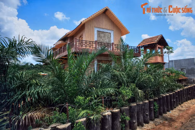  7. Đắk Nông (622.168 người). Từng là một phần của tỉnh Đắk Lắk, Đắk Nông chia sẻ với tỉnh anh em sự đa dạng văn hóa của cộng đồng các dân tộc trong khu vực. Những năm gần đây, Đắk Nông được nhiều người biết đến nhờ việc phát hiện ra hệ thống hang động núi lửa lớn nhất Đông Nam Á. Ảnh: Di tích lịch sử nhà ngục Đăk Mil ở Đắk Nông.