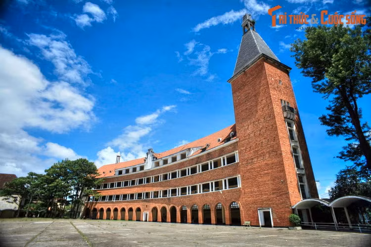  7. Lâm Đồng (9.773,5 km2). Với khí hậu mát mẻ, cảnh quan thiên nhiên tươi đẹp và nhiều công trình kiến trúc cổ kính, thành phố Đà Lạt là nơi nhiều người nghĩ đến đầu tiên khi nhắc đến tỉnh Lâm Đồng. Ngoài Đà Lạt, tỉnh này còn có nhiều thắng cảnh nổi tiếng ở huyện Đức Trọng và thành phố Bảo Lộc. Ảnh: Trường Cao đẳng Sư phạm Đà Lạt.