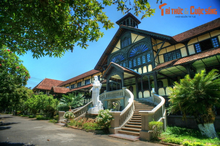  8. Kon Tum (9.689,6 km2). Được làm bằng gỗ với quy mô hoành tráng, nhà thờ Chính tòa (nhà thờ Gỗ) và tòa Giám mục là những công trình kiến trúc ấn tượng thu hút nhiều du khách tham quan của tỉnh Kon Tum. Các địa điểm hấp dẫn khác của tỉnh này là thị trấn Măng Đen, hồ Yaly, suối nước nóng Đắk Tô... Ảnh: Tòa Giám mục ở TP Kon Tum.