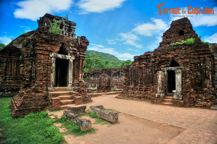  6. Quảng Nam (10.438,4 km2). Hai Di sản văn hóa thế giới - thánh địa Mỹ Sơn và đô thị cổ Hội An - là hai địa điểm hàng đầu dành cho du khách ở tỉnh Quảng Nam. Những nơi tiếp theo trong danh sách khám phá Quảng Nam là Cù Lao Chàm, làng bích họa Tam Thanh, biển Cửa Đại... Ảnh: Một góc thánh địa Mỹ Sơn, Duy Xuyên, Quảng Nam.