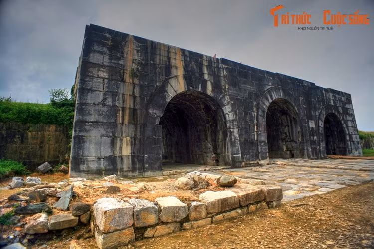  5. Thanh Hóa (11.130,2 km2). Được công nhận là Di sản văn hóa thế giới vào năm 2011, thành nhà Hồ là điểm đến mang tầm vóc quốc tế của Thanh Hóa. Những địa điểm khác phải ghé thăm ở xứ Thanh là bãi biển Sầm Sơn, di tích cầu Hàm Rồng, Cố đô Lam Kinh, suối cá thần Cẩm Thủy... Ảnh: Cổng thành nhà Hồ ở Vĩnh Lộc, Thanh Hóa.