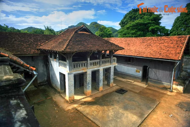  3. Sơn La (14.174,4 km2). Là một trong những nhà tù khét tiếng nhất Việt Nam thời thuộc địa, di tích lịch sử nhà tù Sơn La là điểm đến đáng chú ý nhất của tỉnh Sơn La. Các địa danh du lịch nổi tiếng khác của tỉnh miền núi này là cao nguyên Mộc Châu, suối nước nóng Bản Mòng, danh thắng Yên Châu... Ảnh: Nhà tù Sơn La, TP Sơn La.