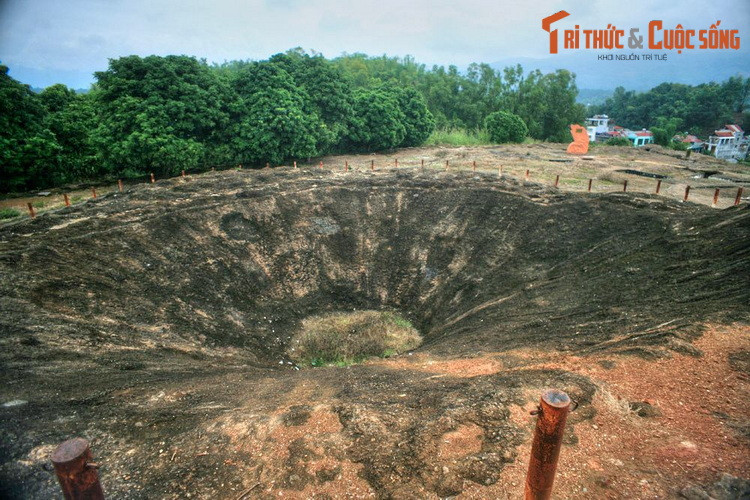  9. Điện Biên (9.541,2 km2). Hệ thống các di tích lịch sử, công trình tưởng niệm về Chiến dịch Điện Biên Phủ 1954 là "linh hồn" của ngành du lịch tỉnh Điện Biên. Ngoài ra, tỉnh này còn có nhiều thắng cảnh đẹp như hang động Pa Thơm, hồ Pá Khoang, rừng nguyên sinh Mường Nhé... Ảnh: Hố bộc phá trên đồi A1, TP Điện Biên Phủ.