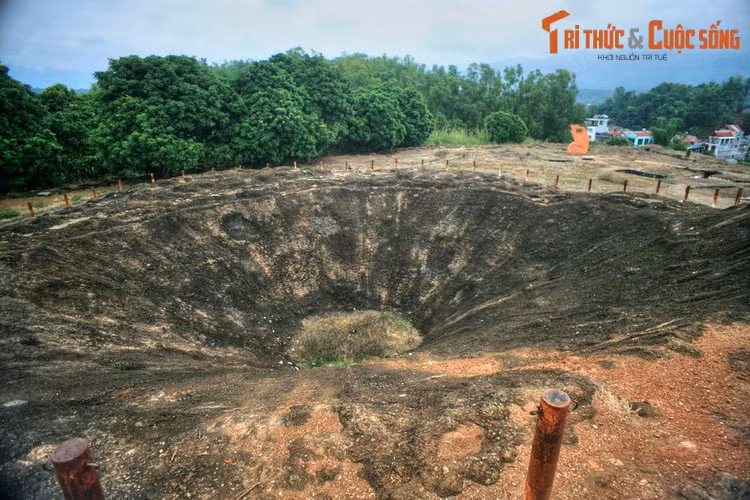  9. Điện Biên (9.541,2 km2). Hệ thống các di tích lịch sử, công trình tưởng niệm về Chiến dịch Điện Biên Phủ 1954 là "linh hồn" của ngành du lịch tỉnh Điện Biên. Ngoài ra, tỉnh này còn có nhiều thắng cảnh đẹp như hang động Pa Thơm, hồ Pá Khoang, rừng nguyên sinh Mường Nhé... Ảnh: Hố bộc phá trên đồi A1, TP Điện Biên Phủ.