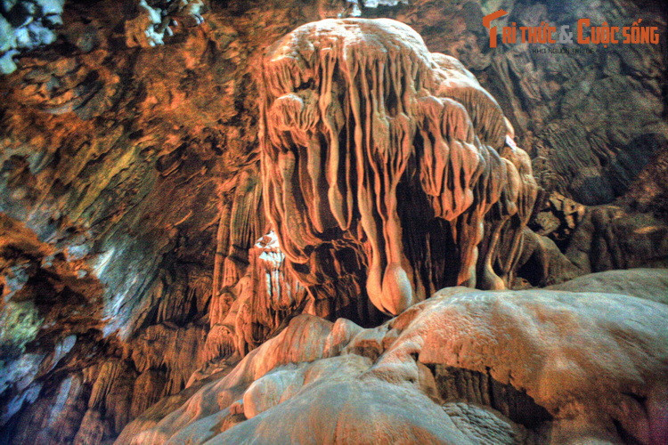  10. Lai Châu (9.068,8 km2). Với hệ thống thạch nhũ và măng đá sánh ngang với các hang động ở vịnh Hạ Long và Phong Nha - Kẻ Bàng, hang động Pu Sam Cáp là điểm đến tiêu biểu của tỉnh Lai Châu. Các địa điểm lý thú khác là bản Pú Đao, thác Tắc Tình, động Tiên Sơn... Ảnh: Hang động Pu Sam Cáp ở TP Lai Châu.