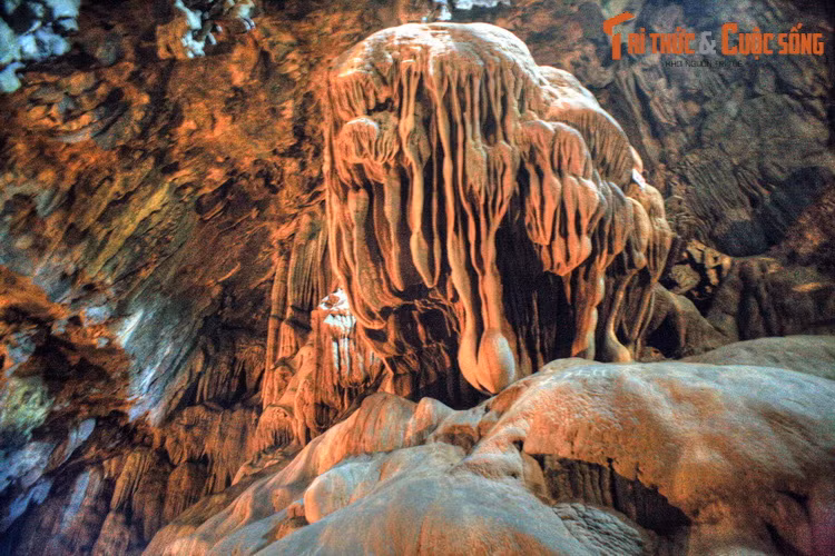  10. Lai Châu (9.068,8 km2). Với hệ thống thạch nhũ và măng đá sánh ngang với các hang động ở vịnh Hạ Long và Phong Nha - Kẻ Bàng, hang động Pu Sam Cáp là điểm đến tiêu biểu của tỉnh Lai Châu. Các địa điểm lý thú khác là bản Pú Đao, thác Tắc Tình, động Tiên Sơn... Ảnh: Hang động Pu Sam Cáp ở TP Lai Châu.